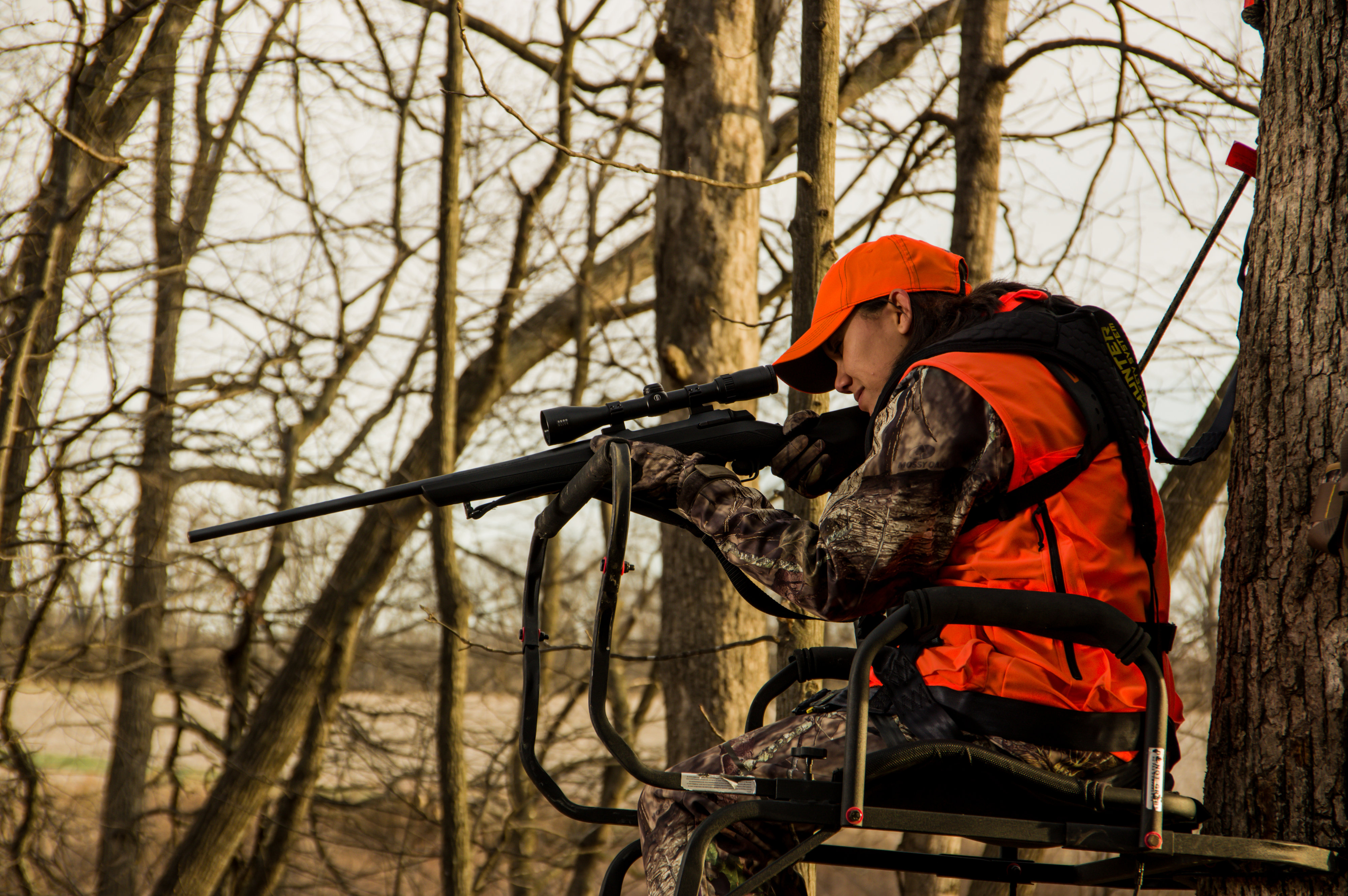 Shooting Range Point Blank Range Man Carrying Gun And Ladder - c8531xj
